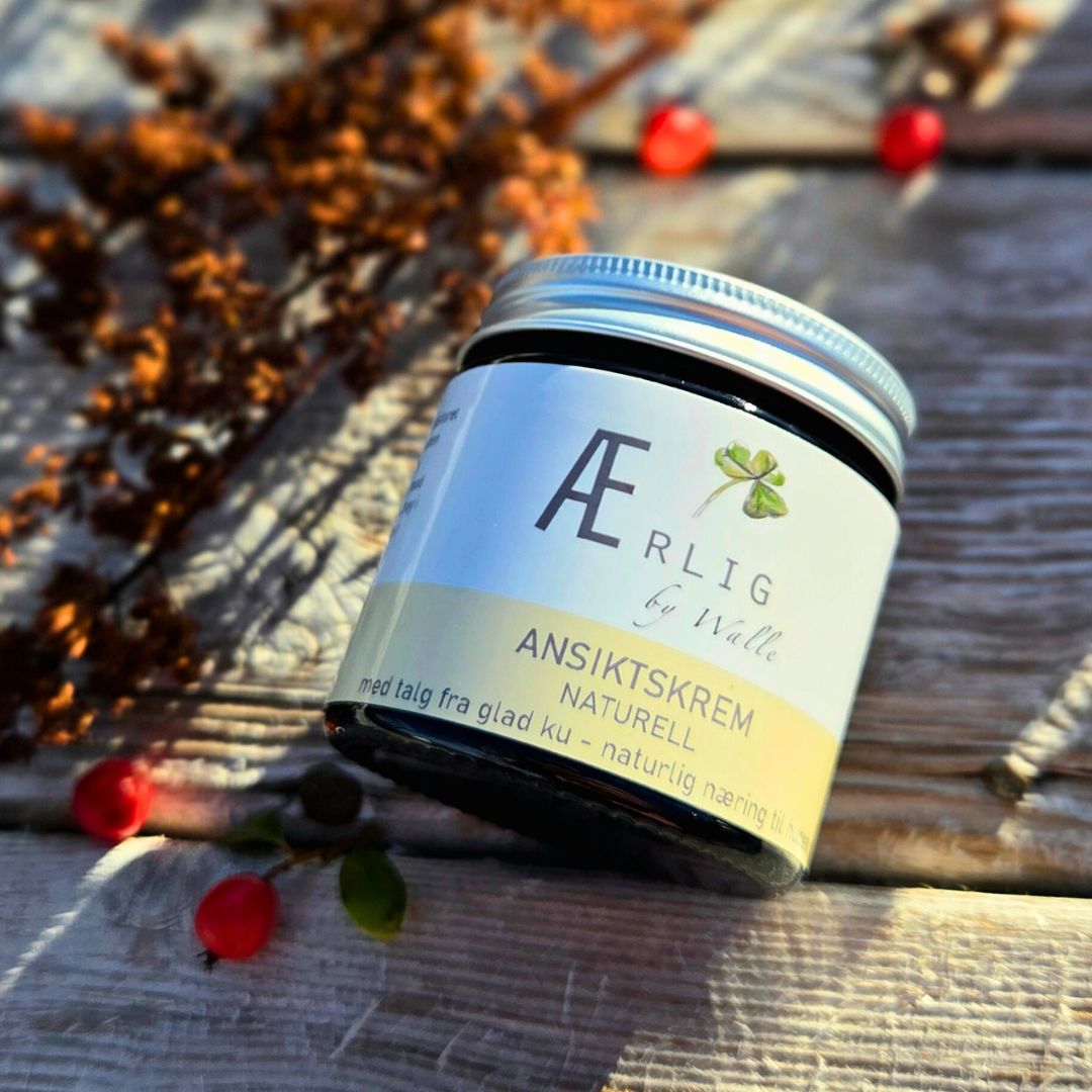 Ansiktskrem naturell fra Ærlig by Walle i glasskrukke, fotografert utendørs i varmt høstlys.