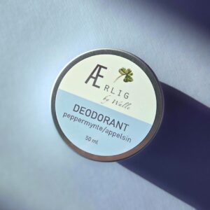 Deodorant peppermynte/appelsin fra Ærlig by Walle på blå bakgrunn med skygge