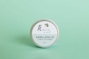 Talgbasert Kamillesalve fra Ærlig by Walle, 50ml boks på turkis bakgrunn