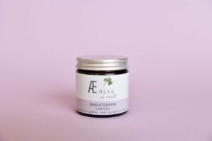 Naturlig ansiktskrem med lavendel fra Ærlig by Walle på lilla bakgrunn
