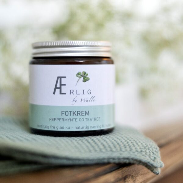 Talgbasert fotkrem med duft av peppermynte og teatree fra Ærlig by Walle i en spa-setting