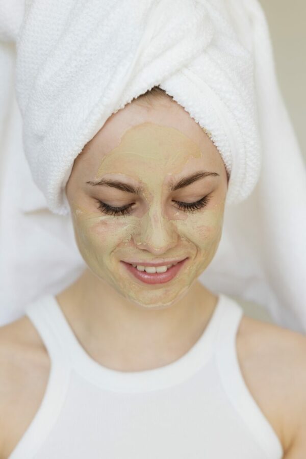 Foto av kvinne med ansiktsmaske av leire fra Ærlig by Walle