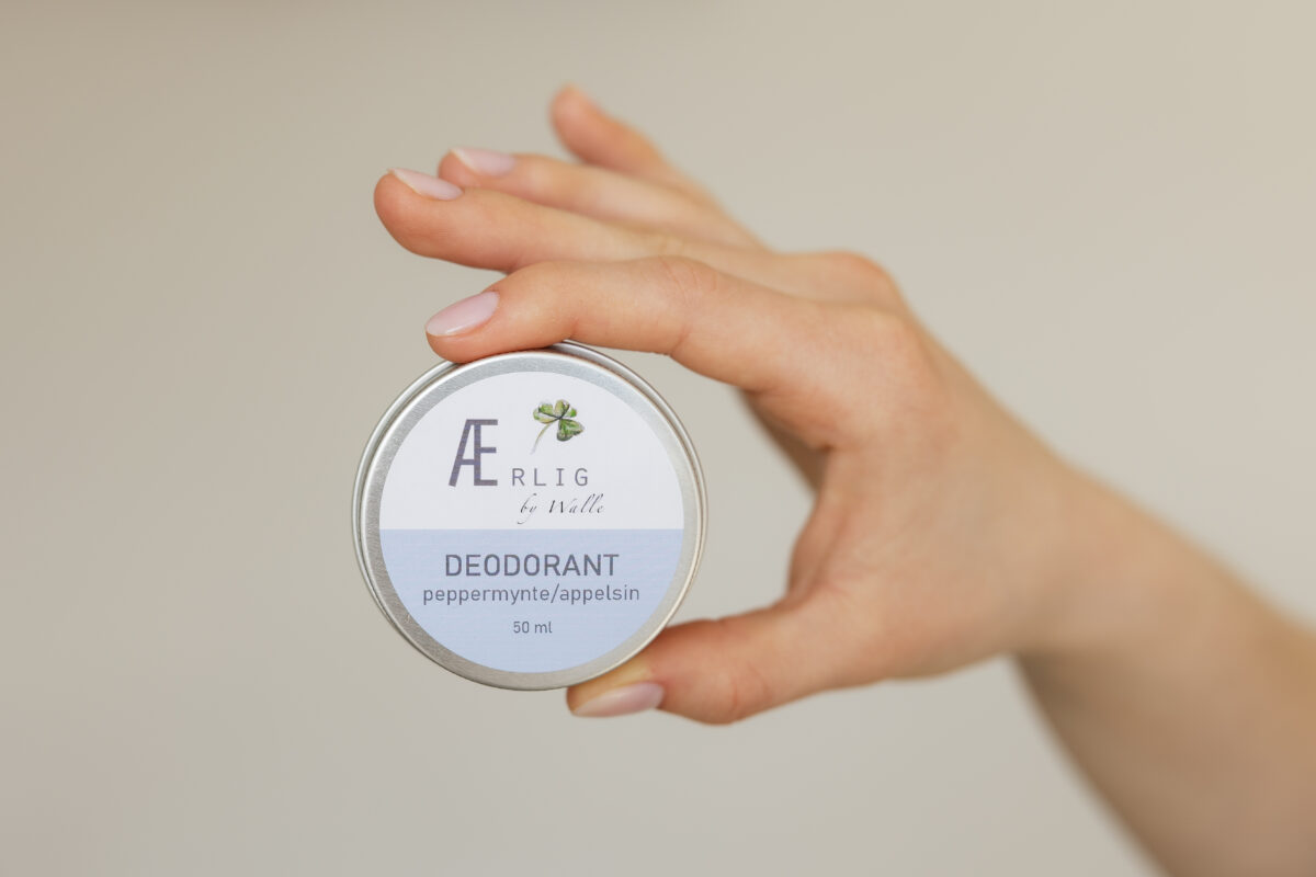 foto hånd som holder deodorant peppermynte/appelsin fra Ærlig by Walle
