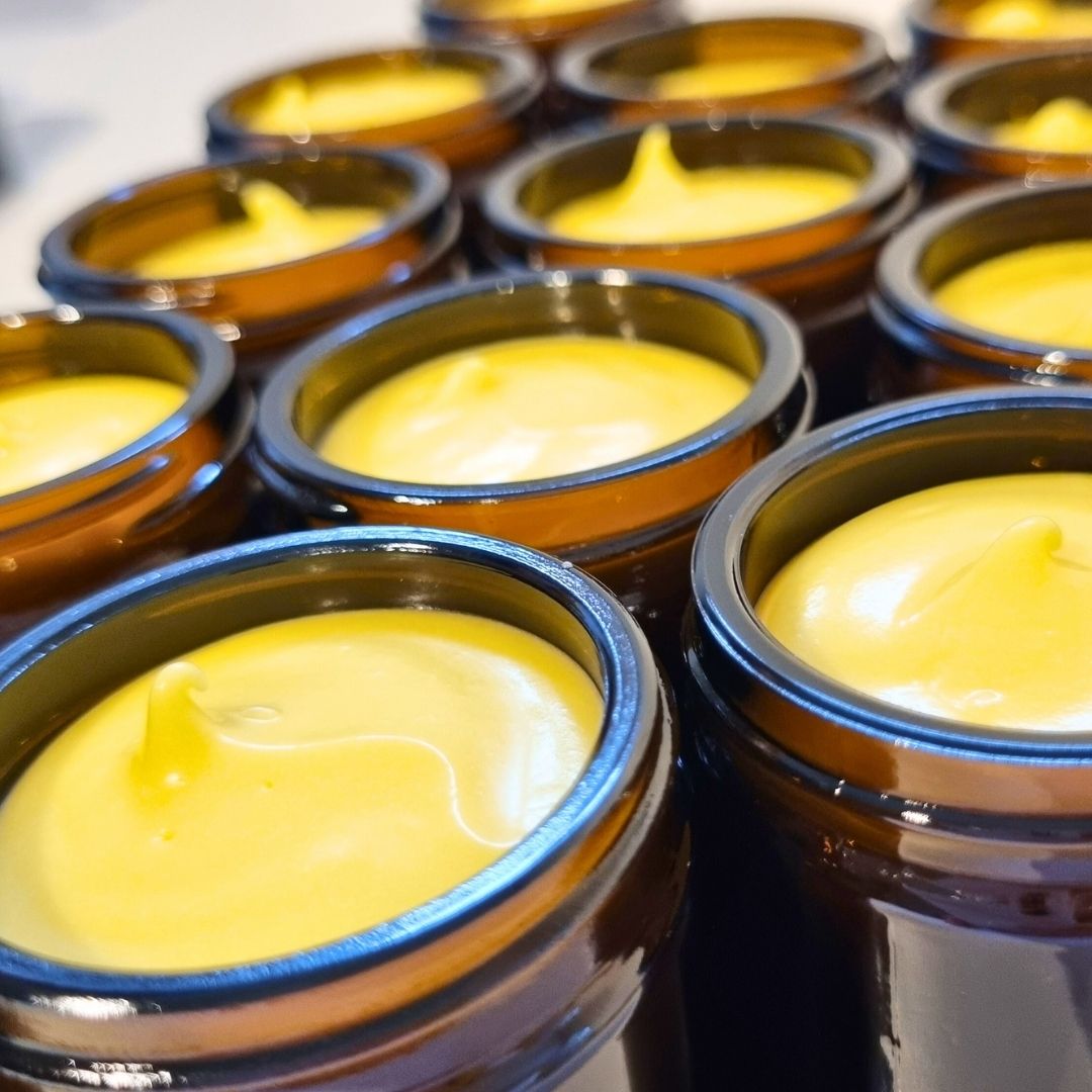 åpne krukker med gul krem