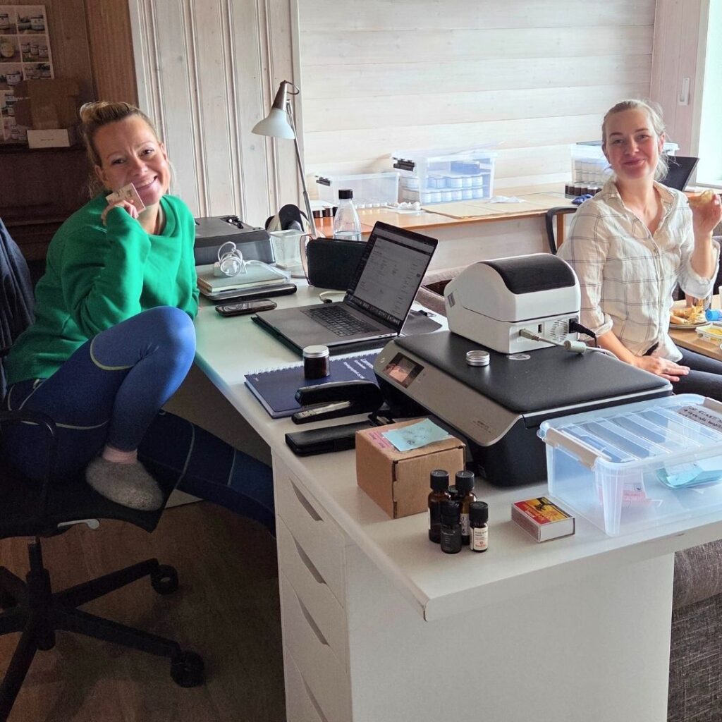 To fornøyde kollegaer på jobb hos Ærlig by Walle