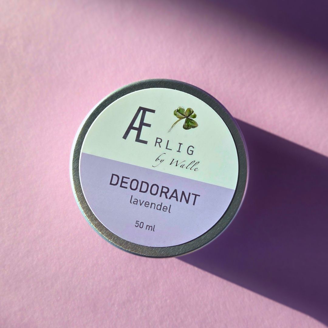 Naturlig deodorant fra Ærlig by Walle, stående på lilla bakgrunn