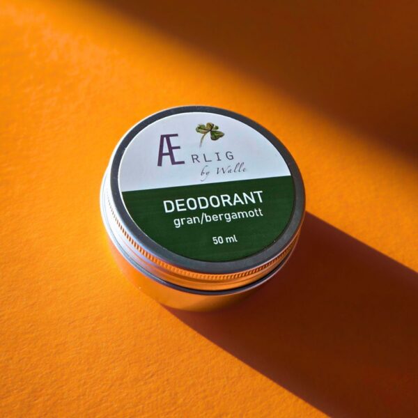 Naturlig deodorant fra Ærlig by Walle, stående på oransje bakgrunn