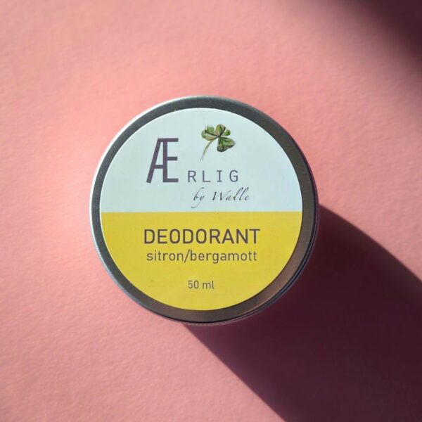 naturlig deodorant sitron/bergamott fra Ærlig by Walle, stående på rosa bakgrunn