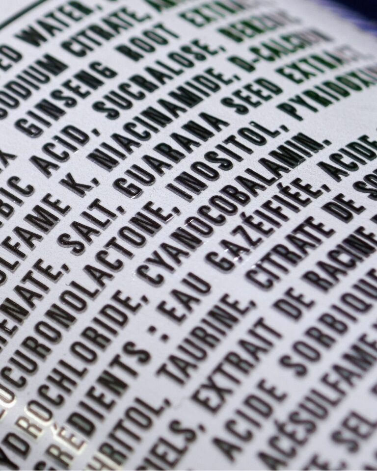 lang ingrediensliste på et kosmetisk produkt