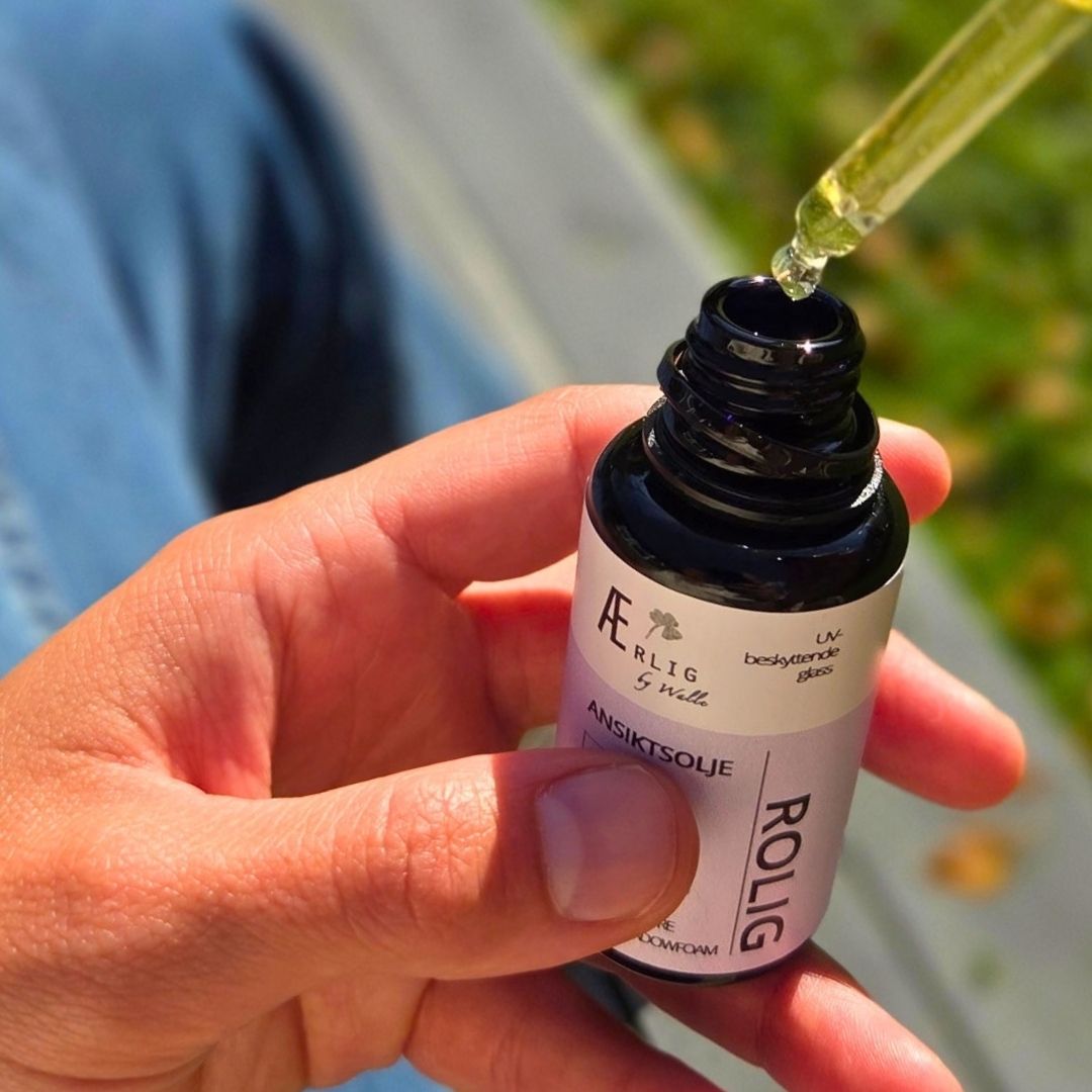 Hånd holder åpen pipetteflaske, naturlig lys