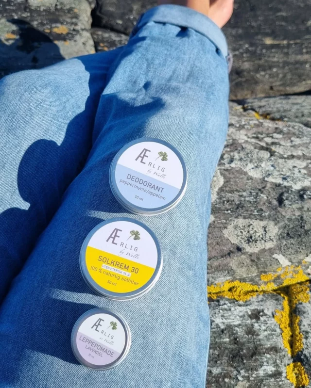 Mitt naturlige reisefølge på hyttetur i helgen☀️ Mangler kamillesalve på bildet. Den er ALLTID med meg på tur, kort eller lang. Min allrounder😍

Solkrem, deo peppermynte/appelsin, leppepomade lavendel + kamillesalve. Da klarer jeg meg leeenge på  farten ❤️

.
.
.
.

#ærligbywalle #naturlighudpleie #naturligerbest #utensyntetiskestoffer #utenparfyme #talgkrem #tallowskincareproducts #naturligdeo #naturligsolfilter #naturligsolkrem #medpåtur #ivesken #naturligleppepomade #kamillesalve