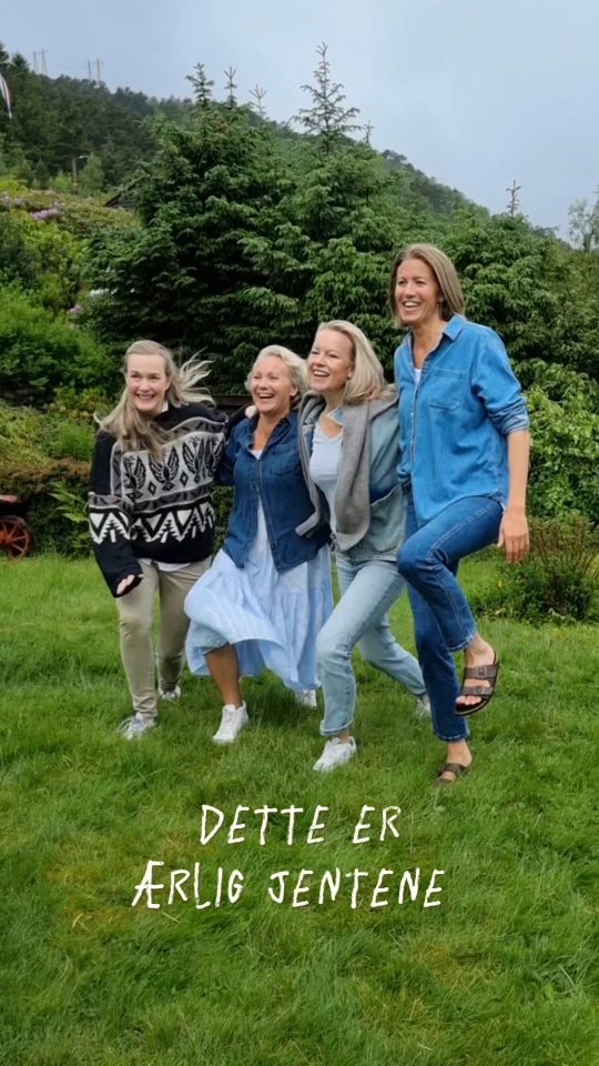 For en drøm av en gjeng å jobbe med🥰 Gode venner på en felles reise. Vi deler verdier, store mål og et godt humør. Spiller hverandre god. Snakker godt sammen, forstår hverandre, utfordrer og utfyller. Hver dag med denne gjengen er en fest. Da bare må resultatet bli bra! Er du ikke enig? Bli med oss på vår reise!❤️ Ærlig jentene

. 
.
.
.

#ærligbywalle #gründer #gründerinnen #egenbedrift #visatser #småskalaprodusent #lokalhandel #norskhudpleie #norskprodusert #norwegianmade #talg #talgtilhuden #talgkrem #tradisjonellhudpleie #tallowskincare #tallow #bærekraftighudpleie #ressursutnyttelse #godevenner #gøypåjobb
