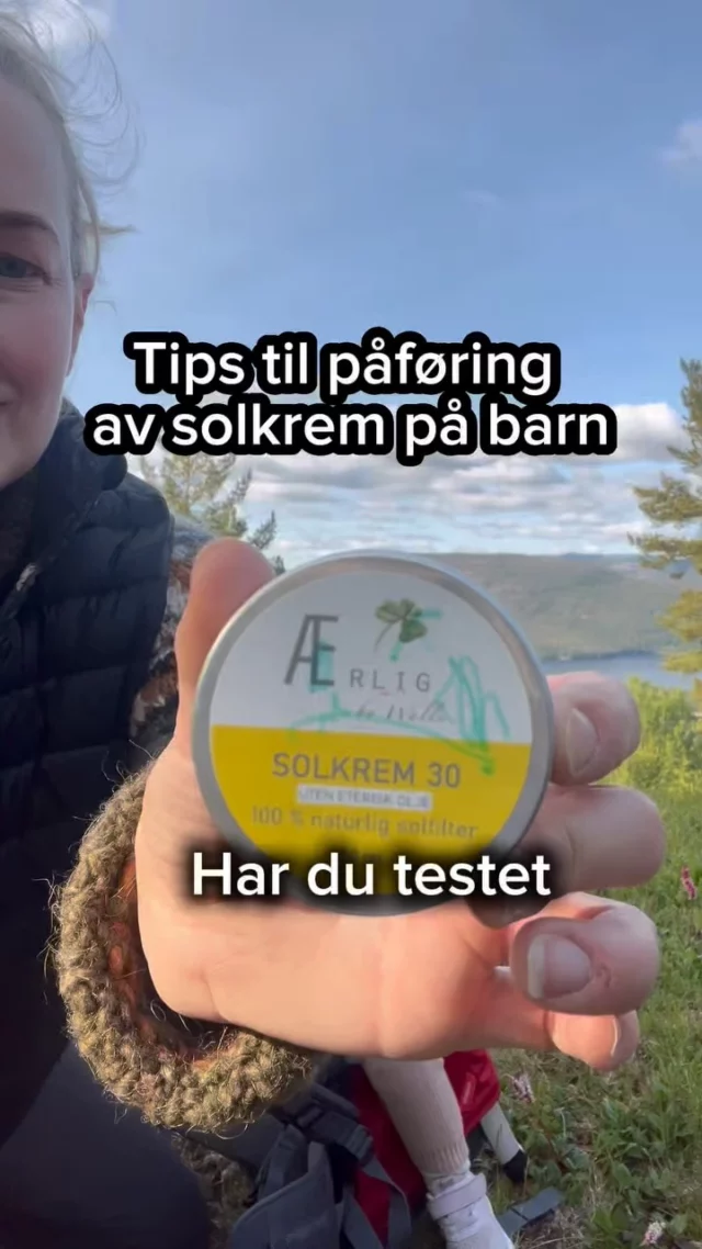 Har du testet å bruke kost til å påføre solkrem på barna? Vår solkrem er basert på talg fra gressforet storfe og er 100% fri for skadelige kjemikalier. Godt for oss og godt for miljøet. #ærligbywalle #naturlighudpleie #talgkrem #tallowbalm #norwegianmade #solkrem #fysisksolfilter