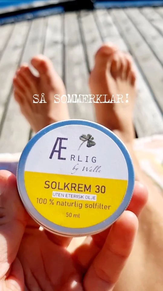 Er du klar for sommer?☀️ Har du det du trenger for å kunne nyte late dager med sol, sjø og bading? Solhatt, en svalende skjorte, naturlig solkrem med trygge ingredienser? 😘 Vi er SÅ klar!

#ærligbywalle #tryggsolkrem #naturligsolfilter #naturligsolkrem #fysisksolfilter #solvett #nytsolen #elskersol #talgkrem #norwegianmade