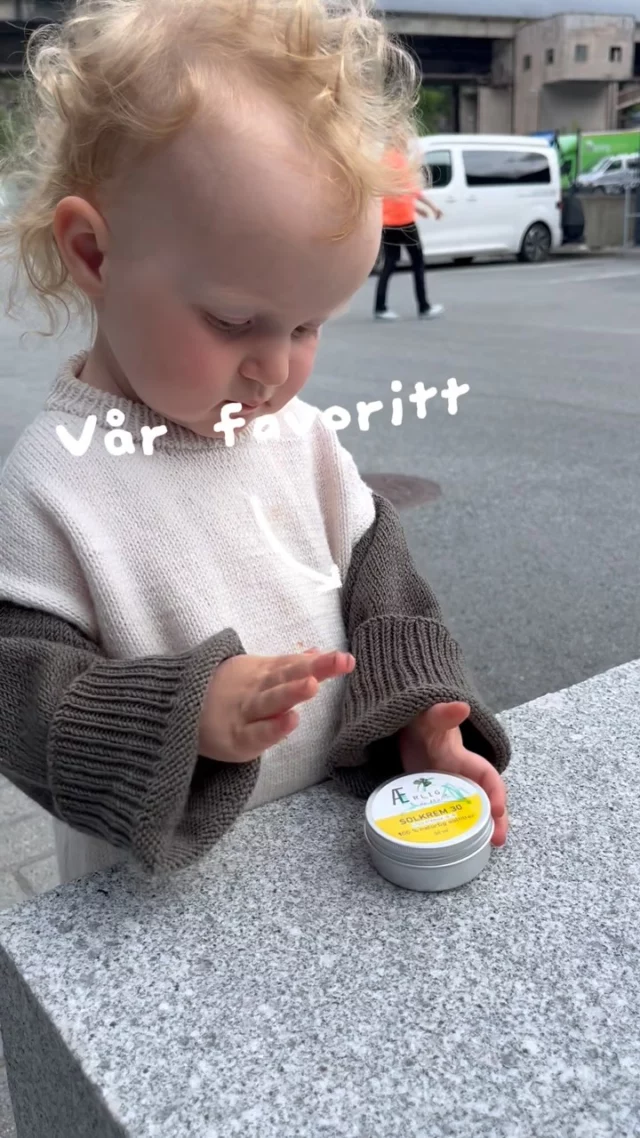 Solkrem 30 har vært med oss på sommerens første biltur. Den er en naturlig favoritt hos store og små i vår familie. Vi smører oss på utsatte steder, ellers søker vi skyggen eller tar på et lag med klær hvis solen blir for sterk. Nyt solen i sommer ☀️#ærligbywalle #norwegianmade #tallowbalm #solkrem #fysiskfilter